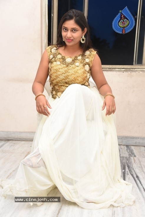 Anchor Sneha Jallu Pics - 17 / 21 photos