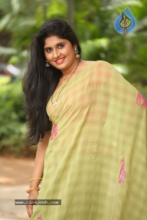 Anchor Sonia Chowdary Pics - 8 / 16 photos