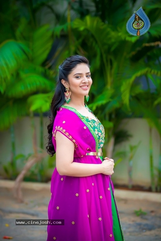 Anchor Sreemukhi New Photos - 1 / 8 photos