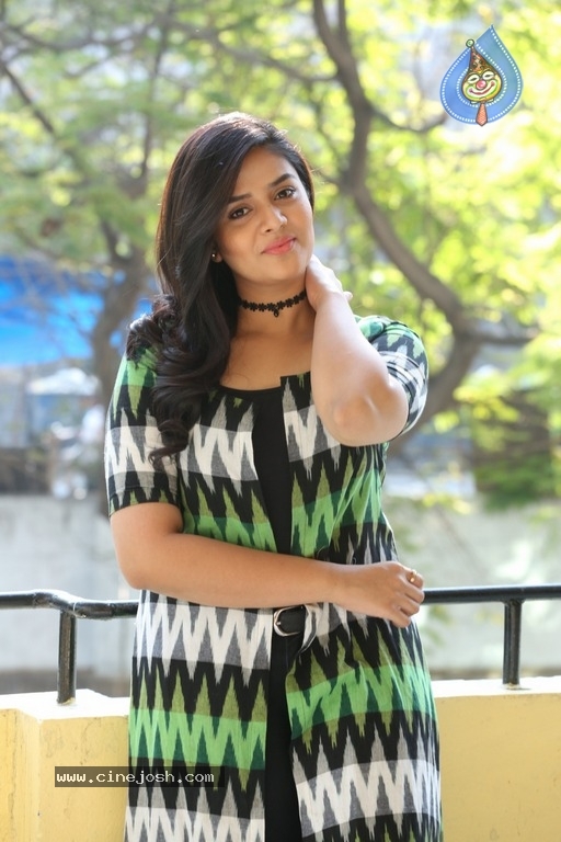 Anchor Sreemukhi Latest Photos - 27 / 28 photos