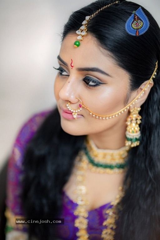 Anchor Srimukhi Stills - 4 / 4 photos