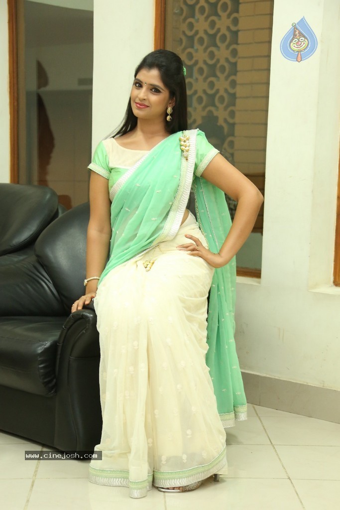 Anchor Syamala New Stills - 30 / 105 photos