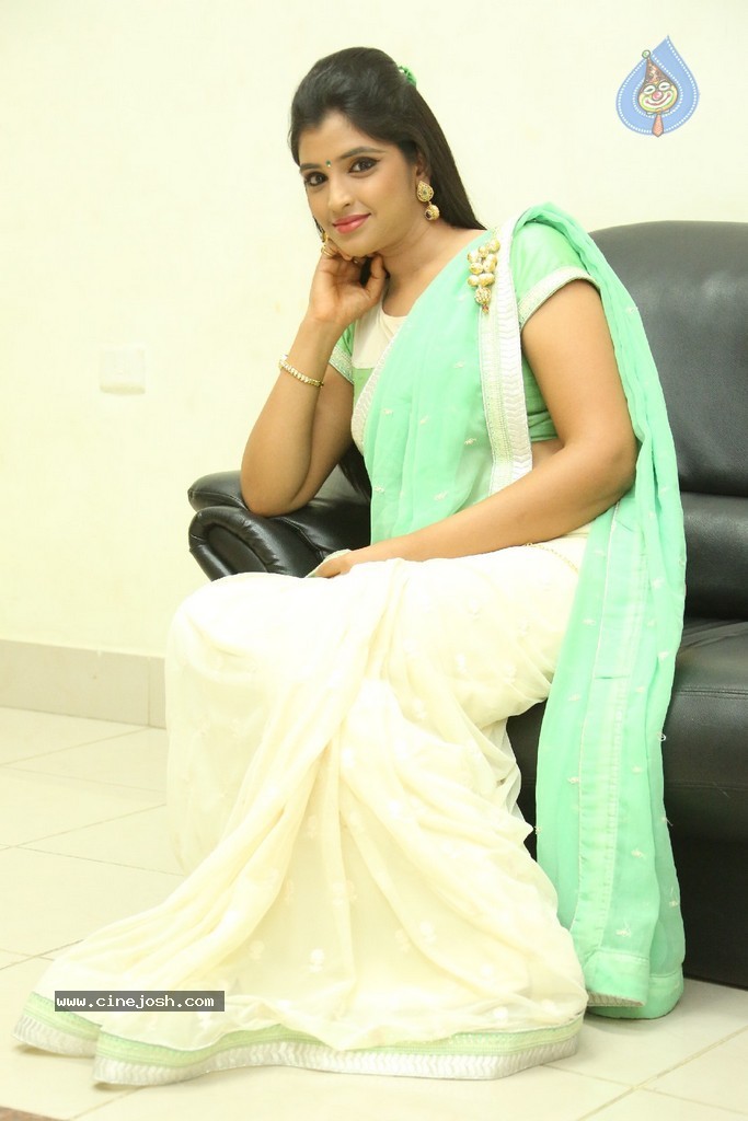 Anchor Syamala New Stills - 68 / 105 photos