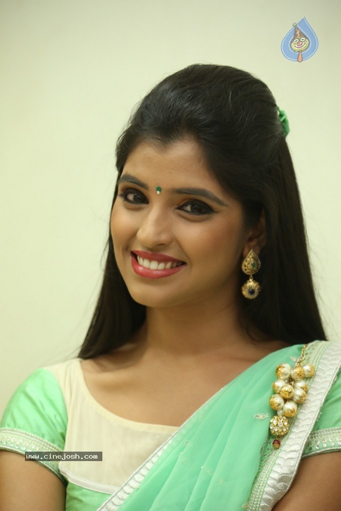 Anchor Syamala New Stills - 87 / 105 photos