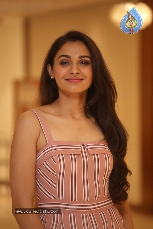 Andrea Jeremiah Photos - 13 / 20 photos