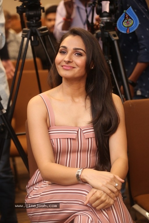 Andrea Jeremiah Photos - 14 / 20 photos