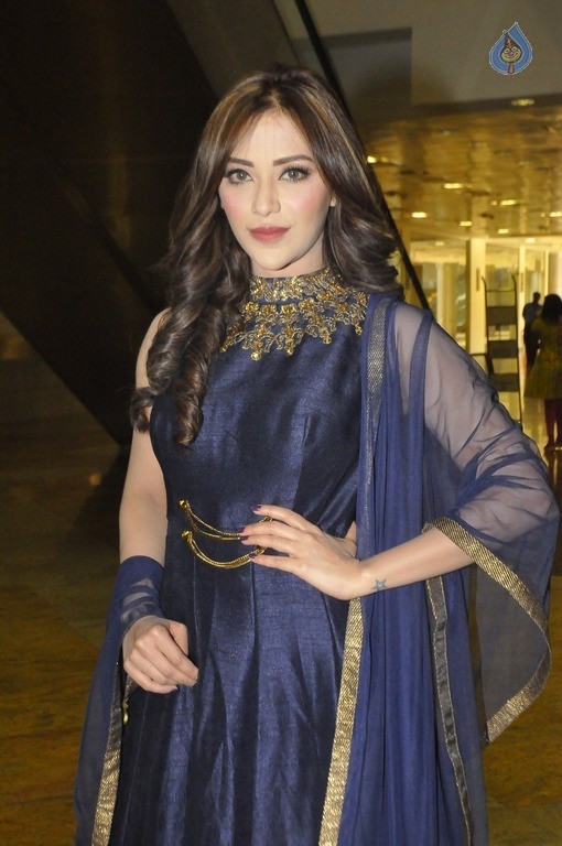 Angela Krislinzki New Stills - 12 / 21 photos