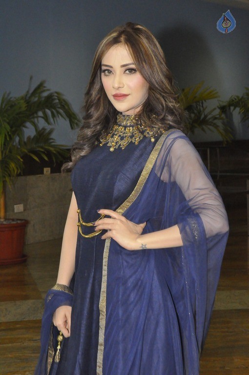 Angela Krislinzki New Stills - 15 / 21 photos