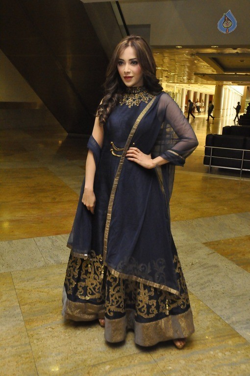 Angela Krislinzki New Stills - 17 / 21 photos