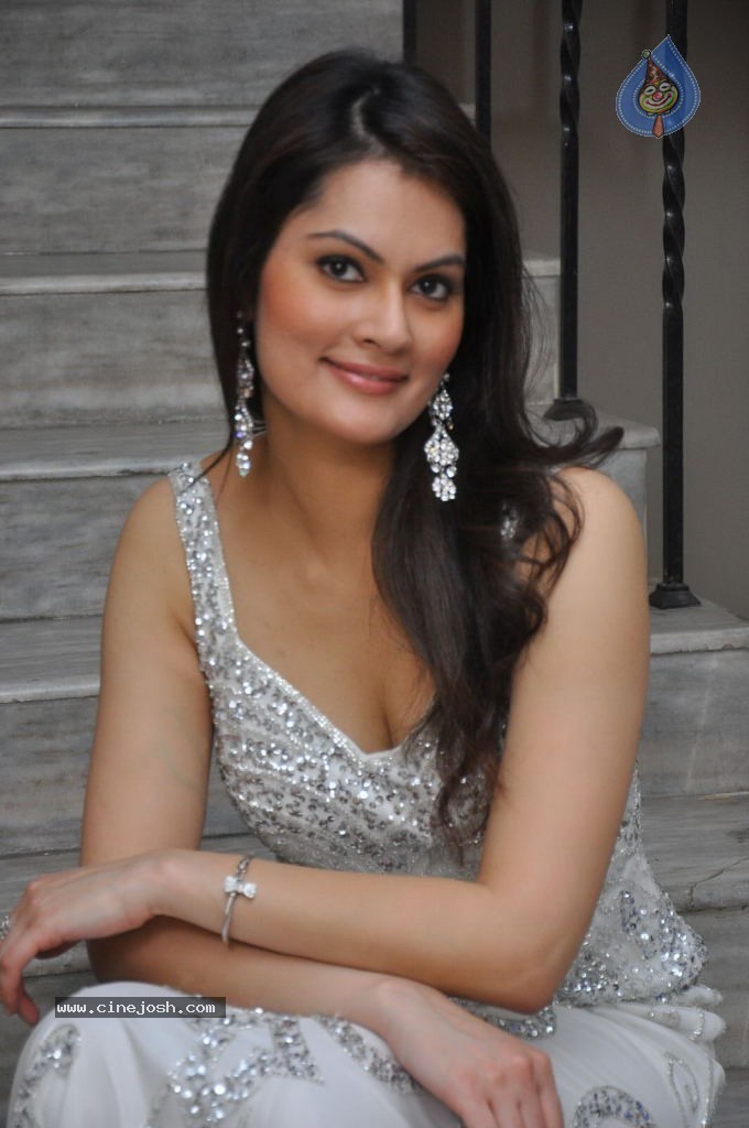Angela Kumar Hot Stills - 17 / 151 photos