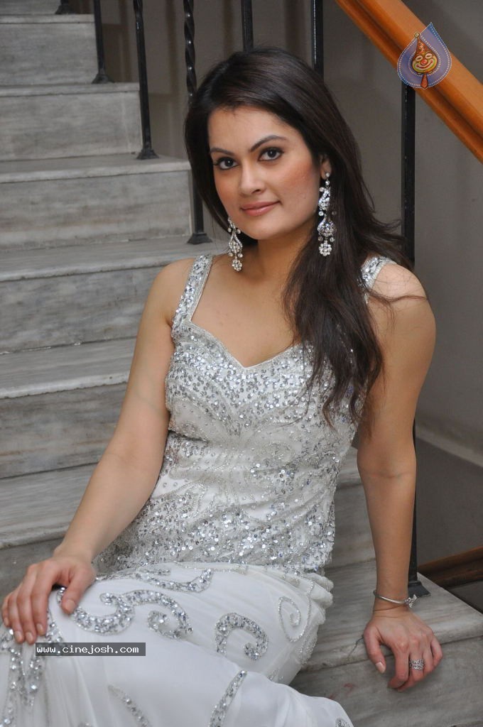 Angela Kumar Hot Stills - 25 / 151 photos