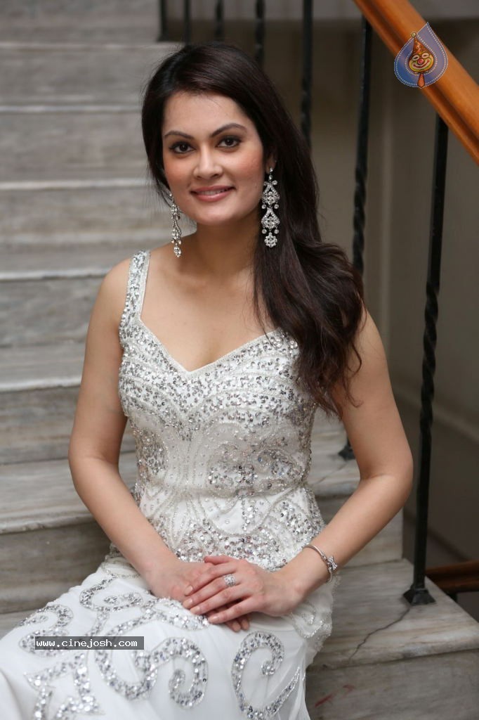 Angela Kumar Hot Stills - 36 / 151 photos