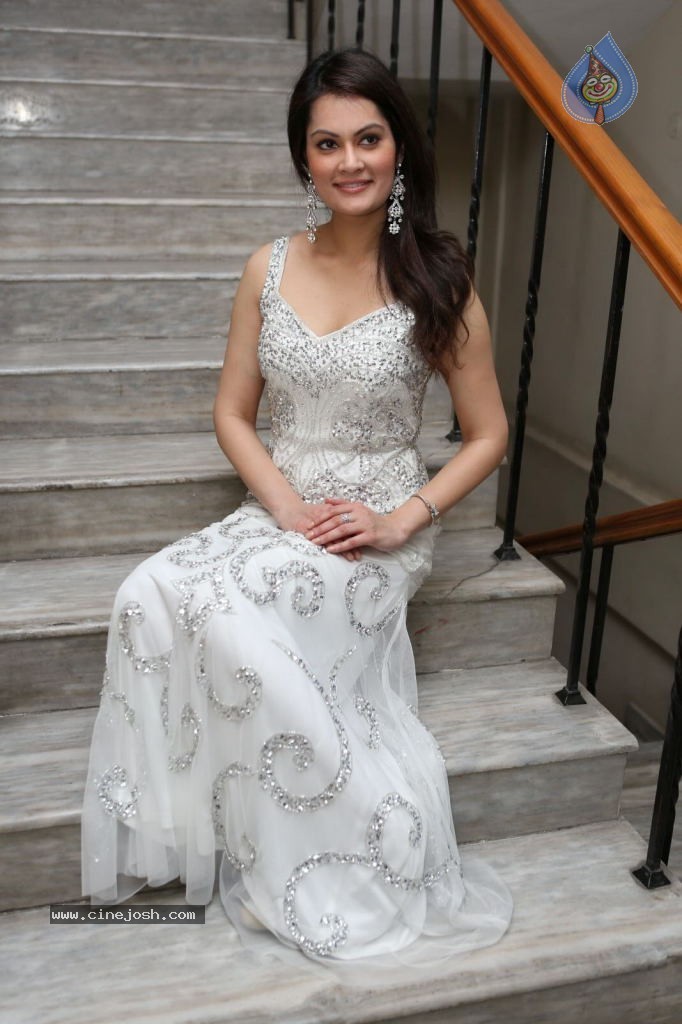 Angela Kumar Hot Stills - 39 / 151 photos
