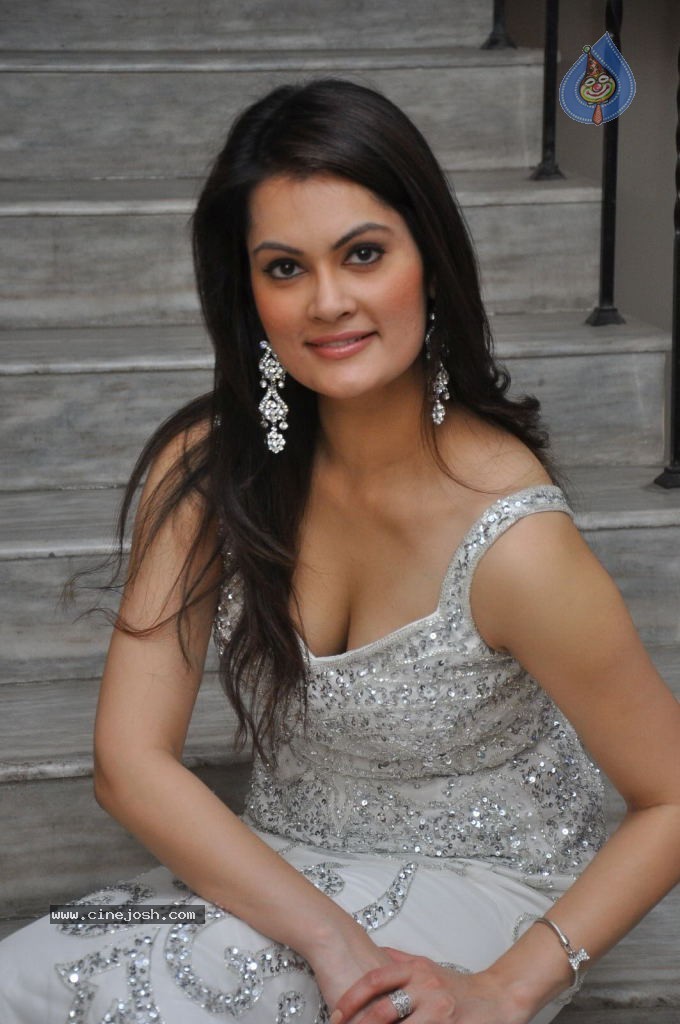 Angela Kumar Hot Stills - 49 / 151 photos