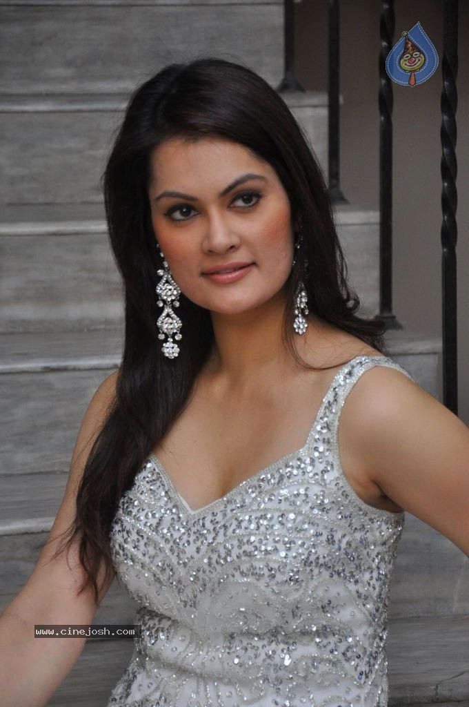 Angela Kumar Hot Stills - 54 / 151 photos