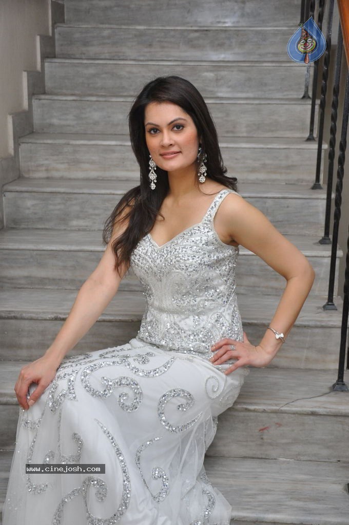 Angela Kumar Hot Stills - 57 / 151 photos