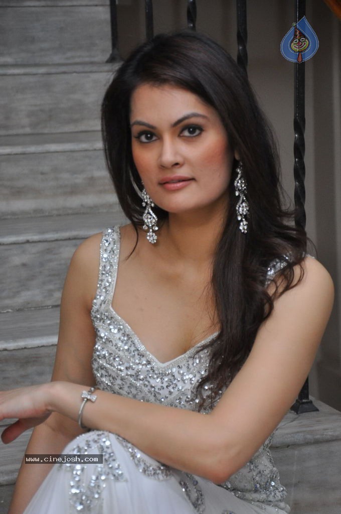 Angela Kumar Hot Stills - 61 / 151 photos