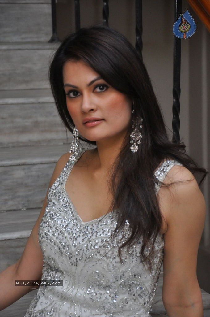Angela Kumar Hot Stills - 64 / 151 photos