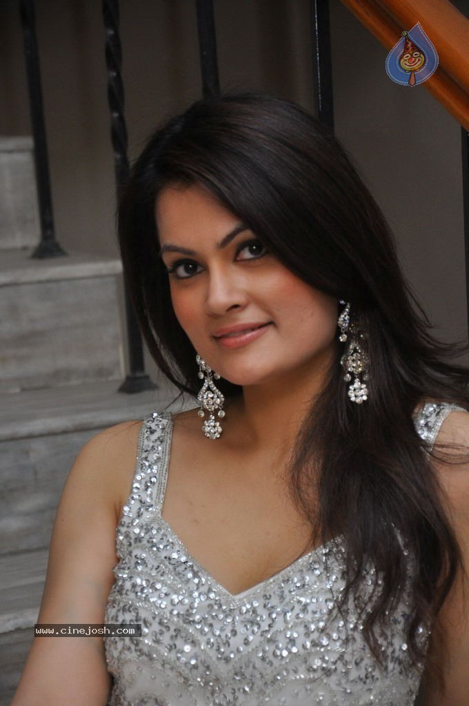 Angela Kumar Hot Stills - 91 / 151 photos