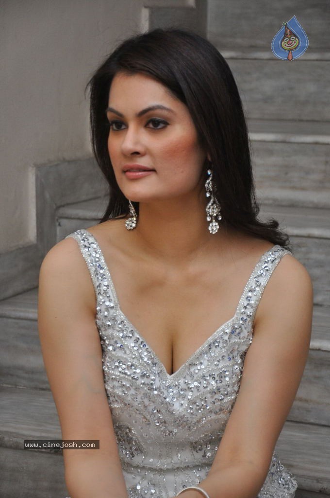 Angela Kumar Hot Stills - 92 / 151 photos