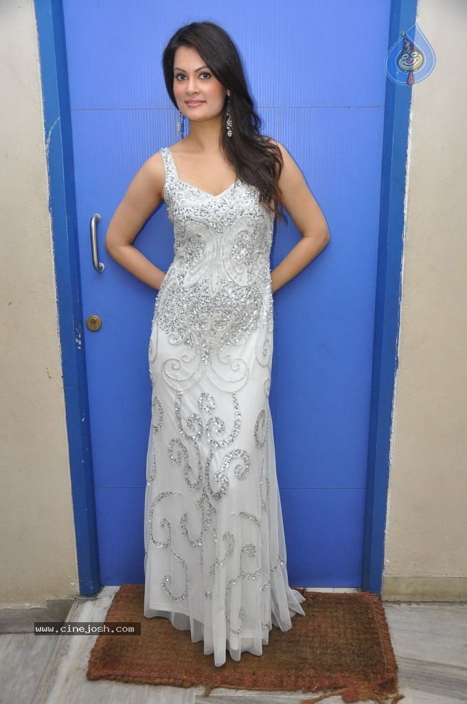 Angela Kumar Hot Stills - 138 / 151 photos
