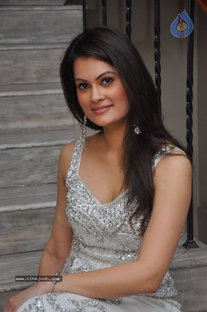 Angela Kumar Hot Stills - 141 / 151 photos