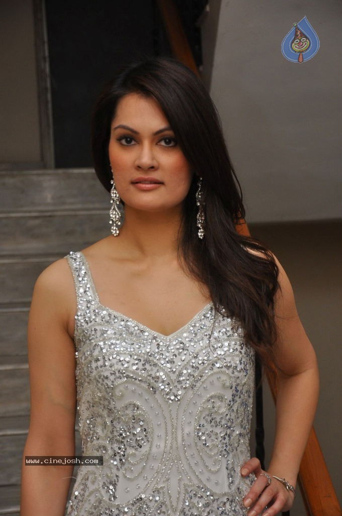 Angela Kumar Hot Stills - 146 / 151 photos