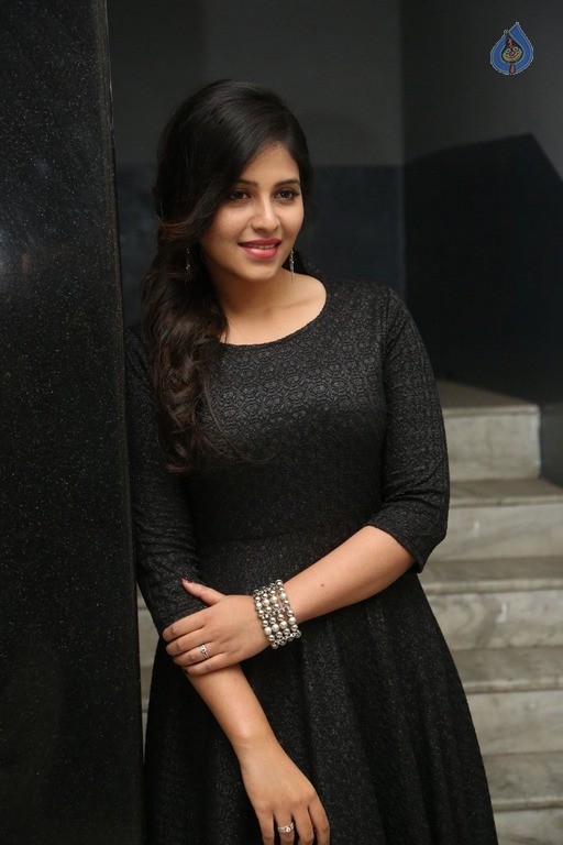 Anjali Latest Gallery - 17 / 42 photos