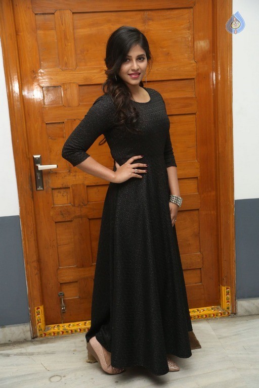 Anjali Latest Gallery - 20 / 42 photos