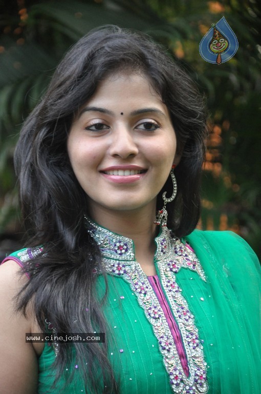 Anjali Latest Stills - 31 / 41 photos