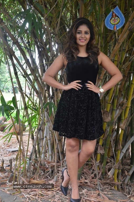 Anjali New Photos - 11 / 21 photos