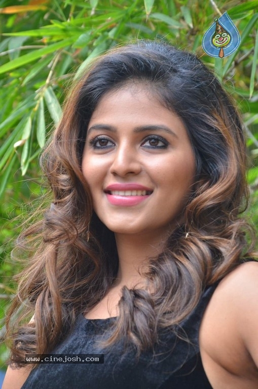 Anjali New Photos - 18 / 21 photos