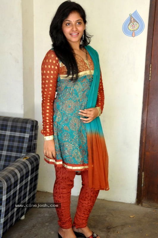 Anjali New Stills - 5 / 21 photos