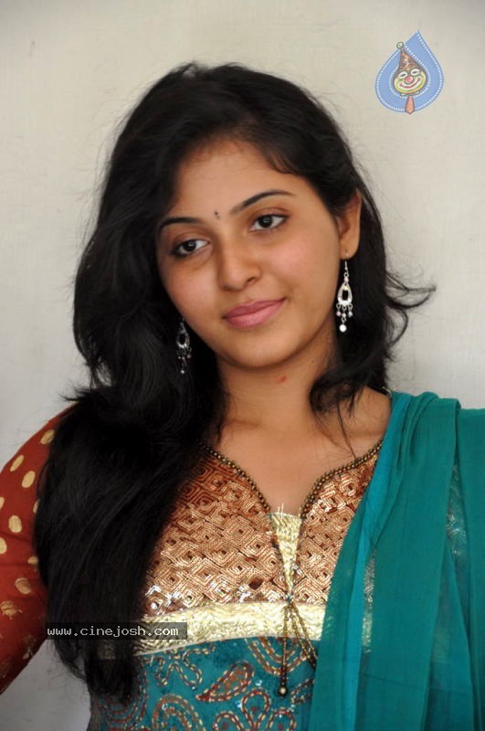 Anjali New Stills - 15 / 21 photos