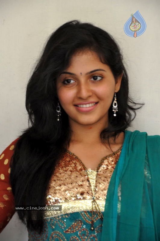 Anjali New Stills - 17 / 21 photos