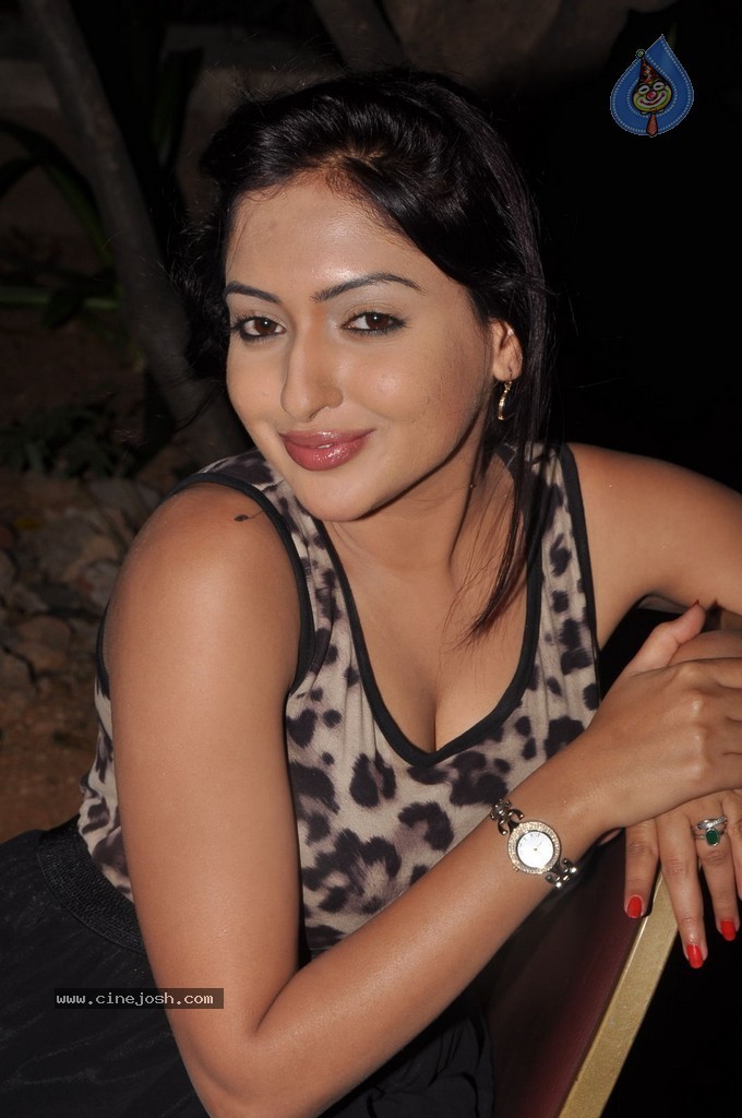 Anjana Deshpande Hot Stills - 40 / 97 photos