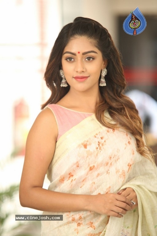 Anu Emmanuel Pictures - 18 / 37 photos