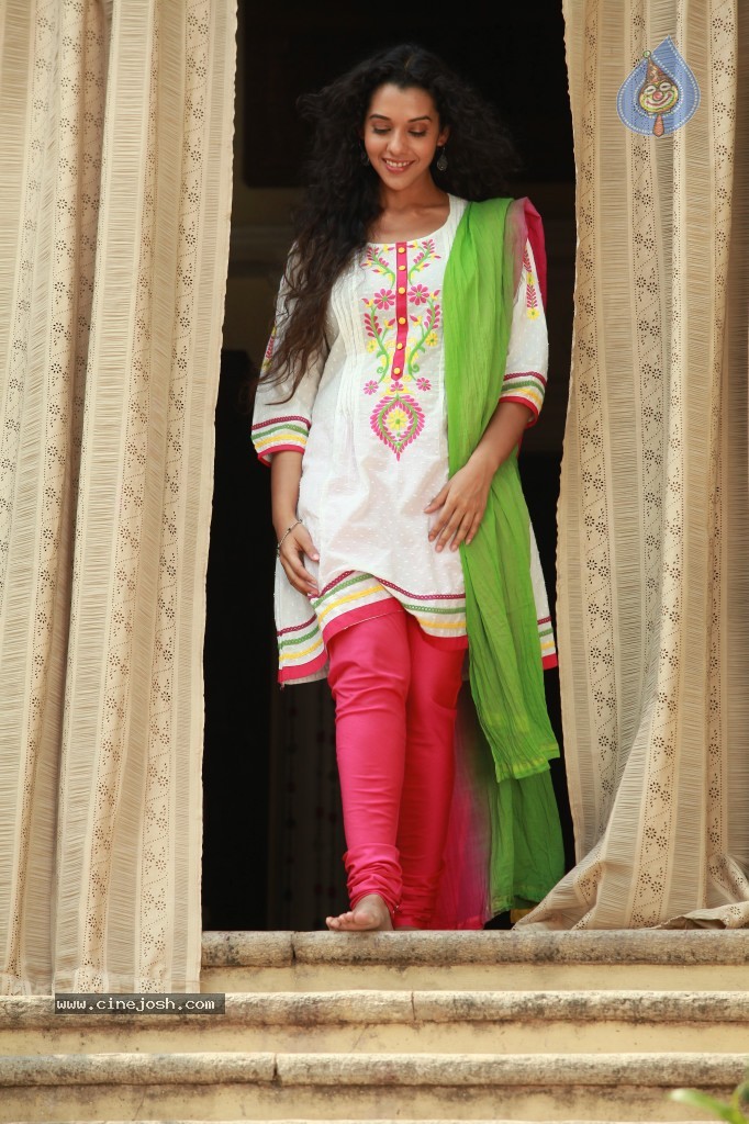 Anu Priya New Gallery - 16 / 23 photos
