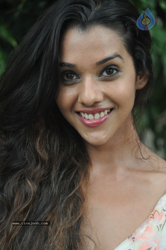 Anu Priya New Pics - 25 / 82 photos