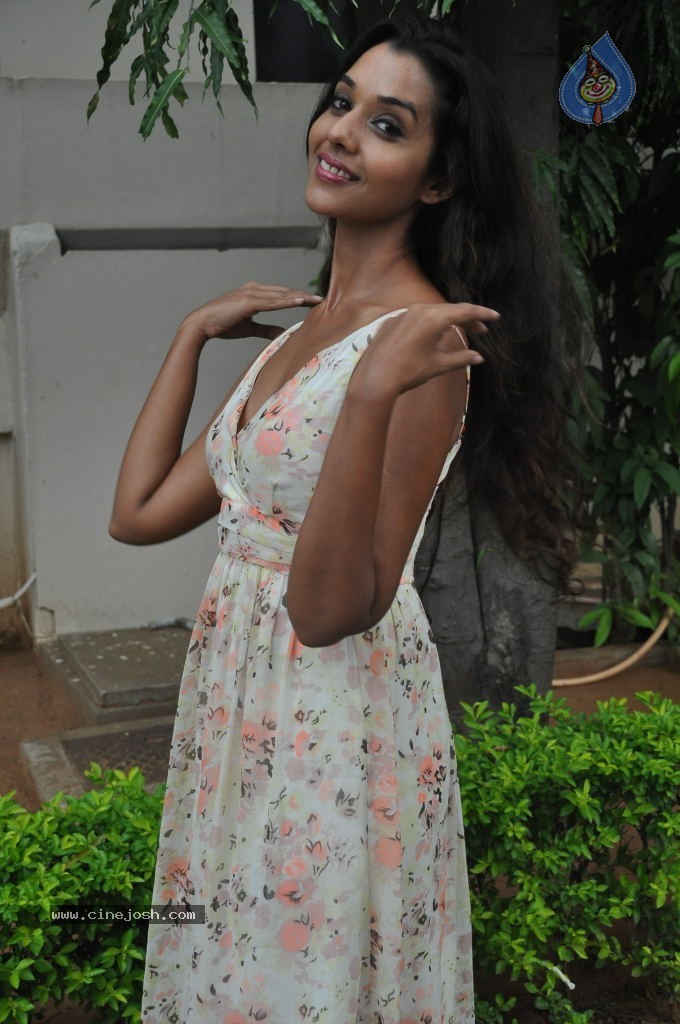 Anu Priya New Pics - 26 / 82 photos