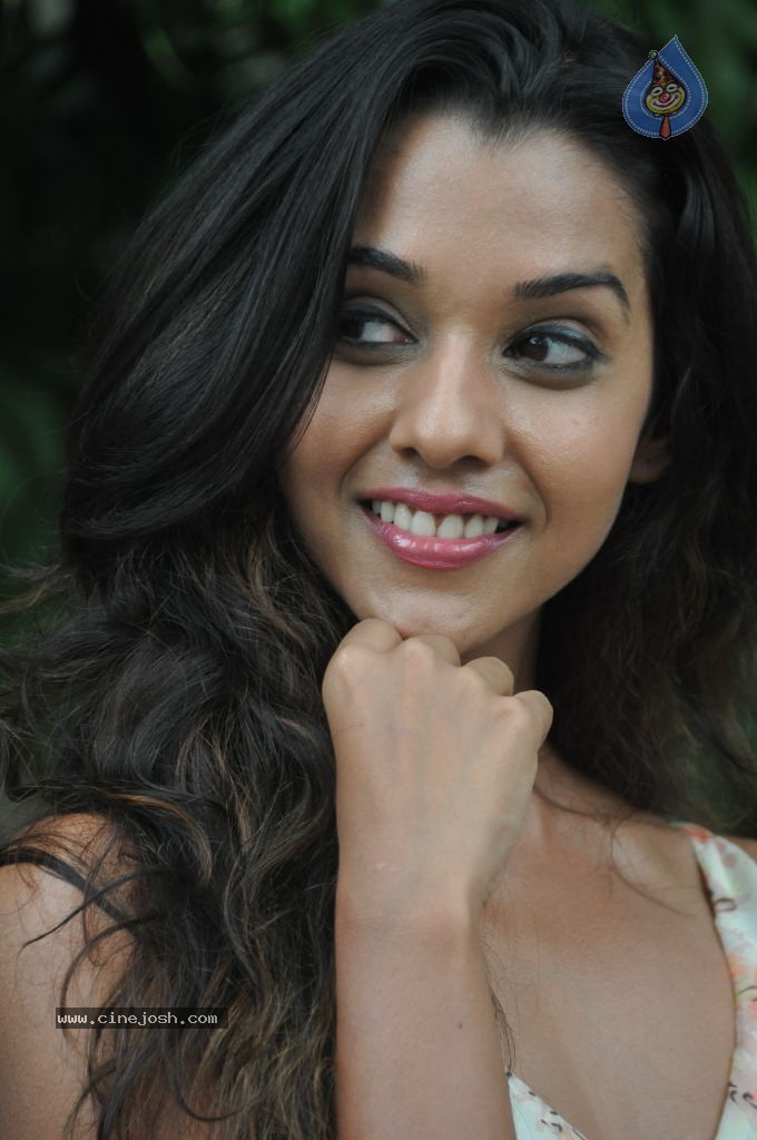 Anu Priya New Pics - 29 / 82 photos