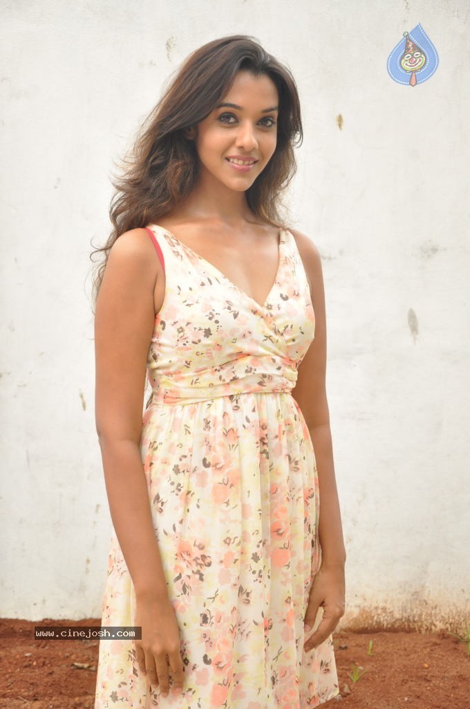 Anu Priya New Pics - 33 / 82 photos