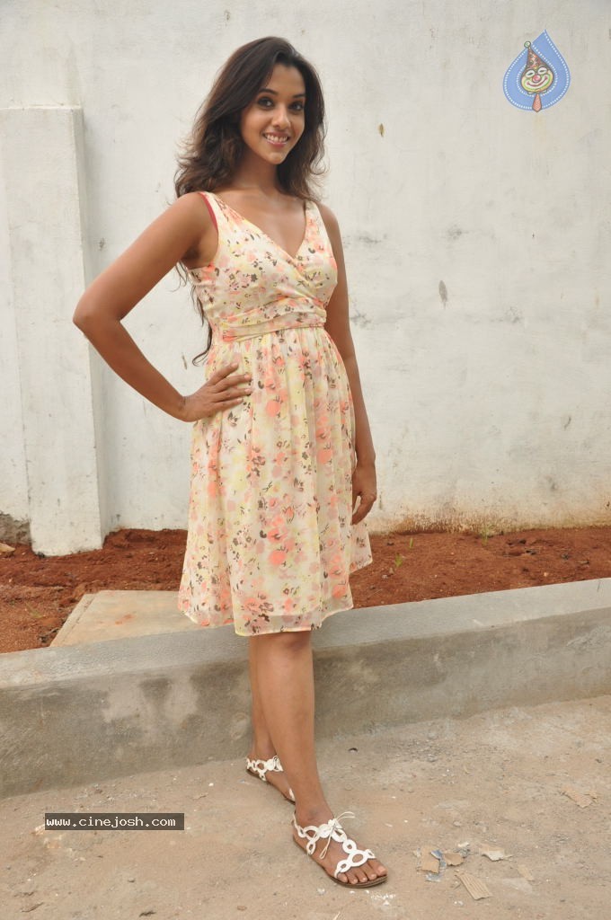 Anu Priya New Pics - 37 / 82 photos