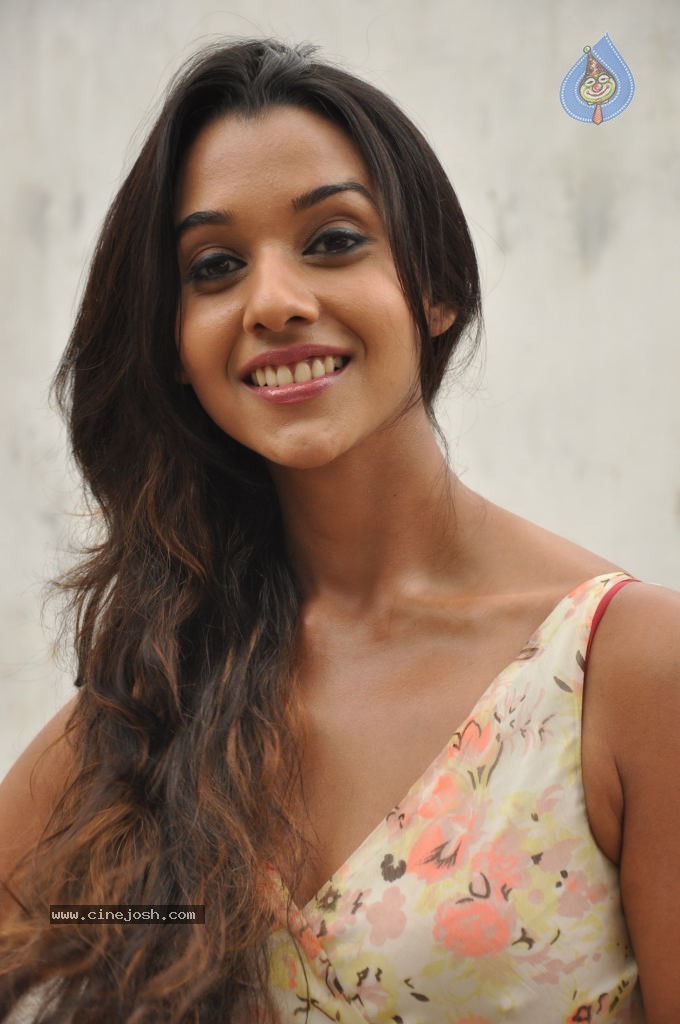 Anu Priya New Pics - 41 / 82 photos