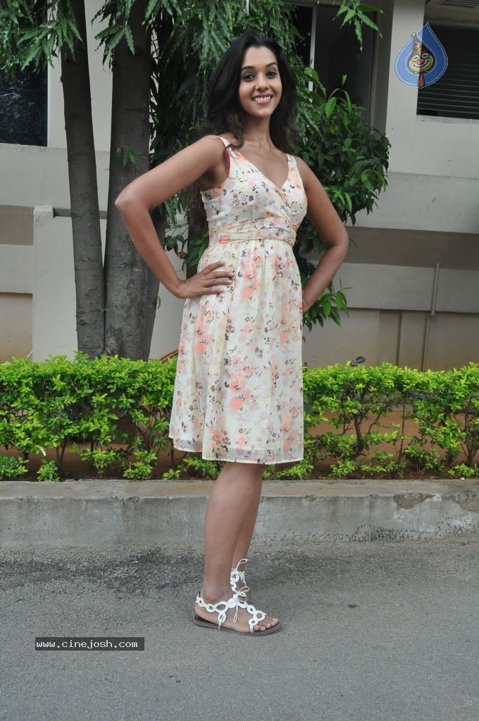 Anu Priya New Pics - 47 / 82 photos