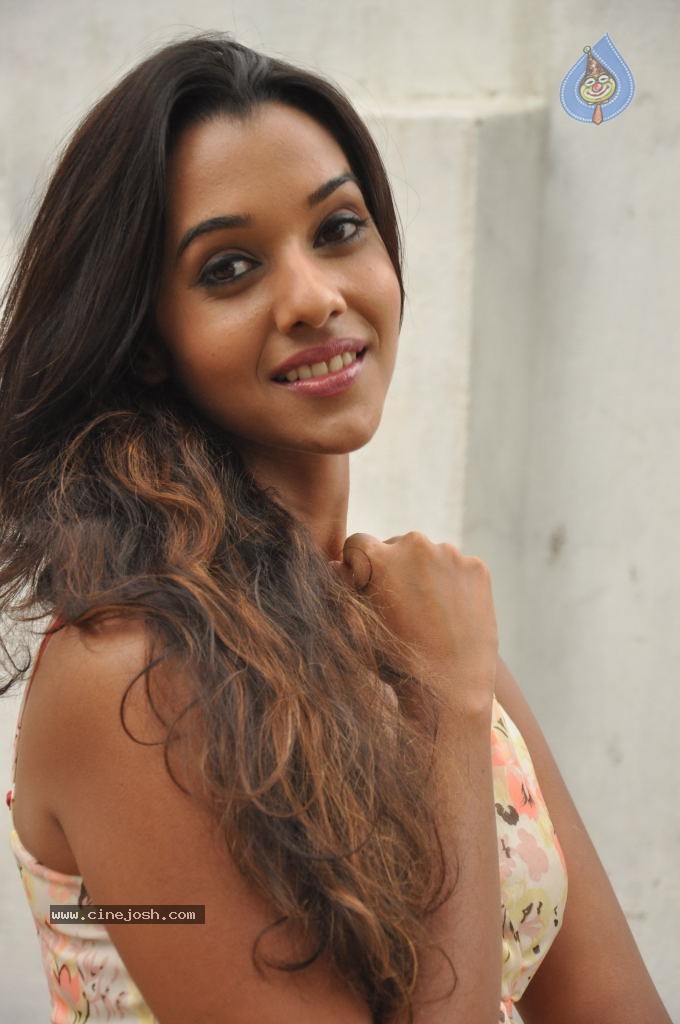 Anu Priya New Pics - 57 / 82 photos
