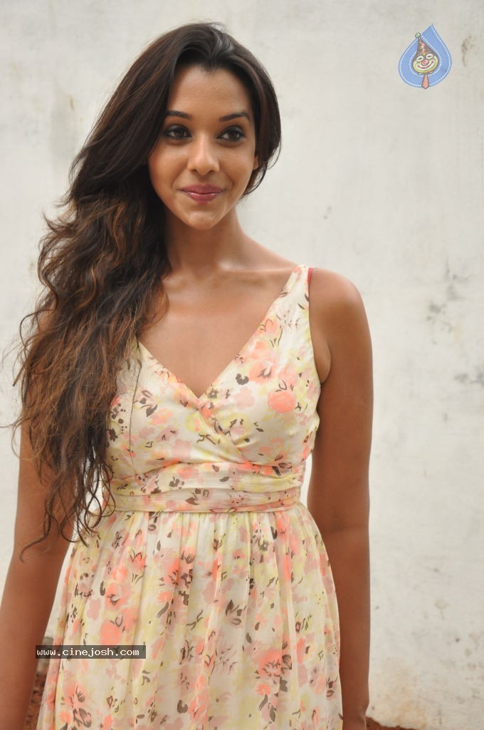 Anu Priya New Pics - 75 / 82 photos