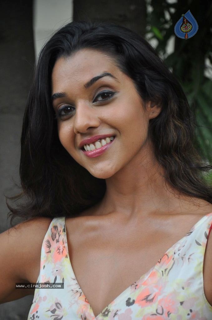 Anu Priya New Pics - 78 / 82 photos
