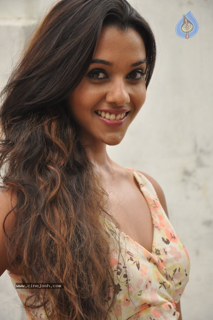Anu Priya New Pics - 81 / 82 photos