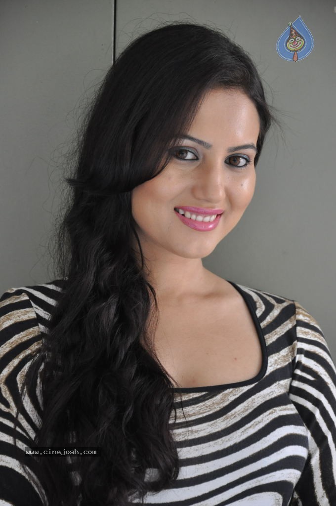 Anu Smruthi Hot Stills - 22 / 128 photos
